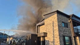 천안 성환읍 과일 창고서 불...9300만 원 피해