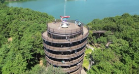 안성 금광호수 박두진문학길 방문객 30만명 돌파…전망대 고유진동 민원 제기