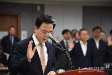 국정감사 증인 선서하는 김태흠 충남도지사