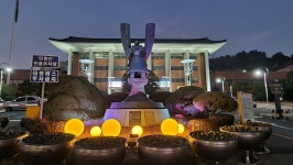 김해시청사 빛트리 점등…연말 희망의 빛 밝혀