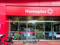 정식 재개장 이튿날…홈플러스 전주점 일부 매대 상품 공백