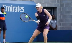 라켓을 손에 붙들어매고 치는 프란체스카 존스