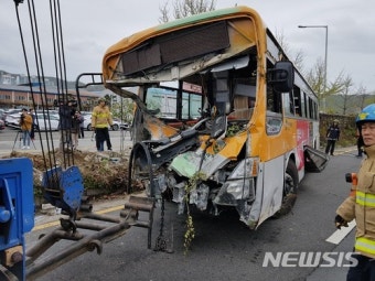 울산 버스 사고, 담벼락 들이받아 2명 사망 41명 부상 참극...빗속의 울산 아산로, 시내버스 돌진 공포