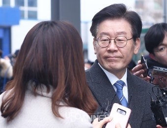 [업다운포토] 선거법 위반 첫 재판, 질문에 집중하는 이재명 경기지사