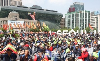 [업다운포토] 서울광장 도로도 휩쓴 노동절 집회 참가자
