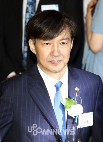 [업다운포토] 장관 임명 후 첫 외부행사 참석한 조국