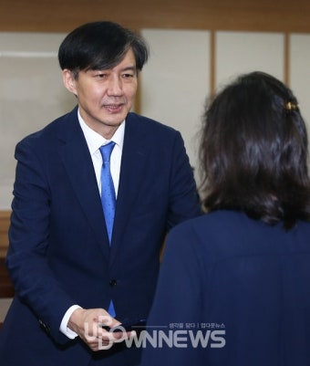 [업다운포토] 법무·검찰개혁위원장 위촉패 전하는 조국 장관