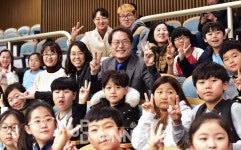 [업다운포토] 서울시의회 방청 학생들과 기념촬영하는 조희연