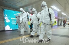 [업다운포토] 구로 콜센터 집단감염 여파, 인근 신도림역 방역소독