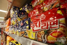 가격인상 총대 멘 오뚜기, 13년만에 '진라면' 12.6% 인상...농심·삼양라면은?