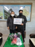 신덕면 이진수씨 성금 100만원과 아동겨울부츠 80켤레 기탁