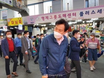 오세훈 서울시장, 추석 앞두고 전통시장 방문해 명절 민심 살펴