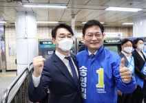 [오늘의 사진] 송영길 아침 인사 현장 방문한 박용진 의원