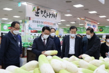 김인중 농식품부 차관, 청주 하나로마트서 설 성수품 수급 상황 점검