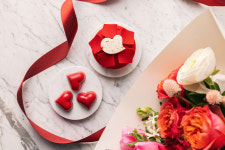 장미 케이크·주얼리 초콜릿·8코스 디너…호텔 개성 담은 밸런타인데이 패키지