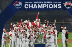 기아 타이거즈, 7년 만에 통합 우승 'V12'…삼성 꺾고 축포
