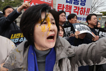 경찰, 백혜련 의원에 '계란 투척' 시위대에 해산 명령