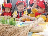 우리밀 밀밭 밟기 체험 참여한 어린이들