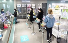 CJ올리브영, 계산대 앞 ‘발자국 스티커’ 부착… 사회적 거리두기 동참