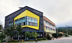 춘천시 만천유치원, 디지털 독서 환경 선도…책 읽어주는 로봇 고양이 리딩캣, 스마트카드북 추가 도입