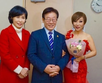이재명 부부, 조수미와 함께 '찰칵'..