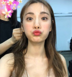 나나, SNS 사진 화제...입술 '쭉' 내민 모습? '오프숄더'드레스 까지 '관심집중'