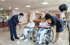 보바스기념병원, 어버이날 맞아 카네이션 전달