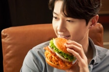 맘스터치, 브랜드 모델 송중기와 함께한 치즈홀릭버거 TV CF 비하인드 컷 공개