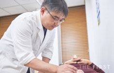 경희대한방병원 안면마비센터 강중원 교수, 안면마비의 전조증상과 골든타임... 발병 후 72시간 내에 적극적으로 치료해야