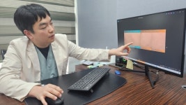 [2025 퍼스트 클리닉] 뉴아트라인의원 이승현 대표원장 외국인 환자 소통 위해 과외도 받아요 