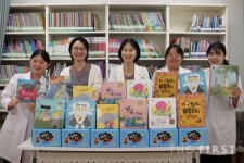 롯데웰푸드(주) 보바스병원하남점 | "책으로 희망 전한다"…롯데자이언츠·아람북스, 하남 보바스병원에 아동 도서 1,100권 기부