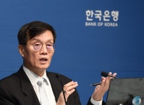 금리 인하 깜빡이 킨 한국은행, 변수는?