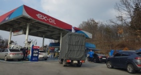 차량 꼬리 무는 고속도로 알뜰주유소