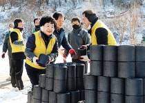 Sh수협은행, 충남 태안지역 서 '사랑海 연탄 나눔' 봉사활동