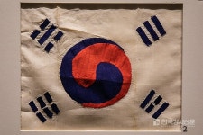 광복절은 독립을 기념하고 각종 행사를 진행하는 법정공휴일, 비오는 날 등 훼손우려시 태극기 미게양