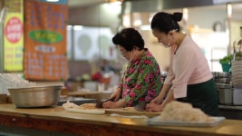 [김영철의 동네 한 바퀴] 서울 동대문구 배봉산·부흥주택·경동시장손칼국수·서울약령시·회기역할머니토스트