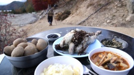 [한국인의 밥상] 황태구이·감자옹심이·언감자떡구이·양미리조림·마른오징어김치…곰배령 늦가을 밥상