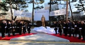 아주대학교, 학교법인 대우학원 설립자 고 김우중 회장 동상 제막식 열려