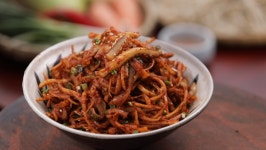 [한국인의 밥상] 인천 미추홀구 마르지 않는 쌀독-한용걸 신부, 예산 꽃할배 봉사단…함께 나누는 밥상