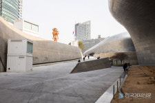 동대문 디자인 플라자(DDP), 서울을 찾는 외국인들도 꼭 가볼만한 곳...한국관광 100선 선정