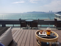 일상에 지친 나만의 휴식 공간을 찾아보는 것은 어떨까 내계절의 『퇴근 후 카페여행』