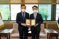 서울대학교 수의과대학 한호재 학장, 세계선도 수의과학자 양성 기금 1억원 출연