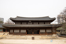 [강사의 서재] 궁궐건축에 숨은 이야기 권오만의 『디자인과 철학의 공간 우리 궁궐』 출간