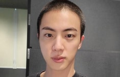 방탄소년단(BTS) 진 군대 입대, 팀에서 첫 군복 입고 5사단 들어가