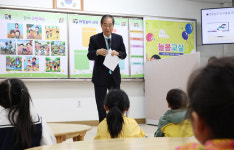 한덕수 총리, 김포 초등학교서 늘봄학교 일일강사 활동