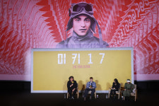 영화 미키17 봉준호 감독, 개봉일 전 시사회서 군사독재 경험으로 사회계층에 대한 문제의식 내면화