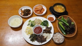 [동네 한 바퀴] 한옥카페, 도깨비시장, 철도박물관, 30년 보리밥 집… 의왕에서 가볼만한 곳과 맛집 소개