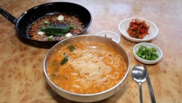 [동네 한 바퀴] 용암사 운무대, 생선국수, 정지용 시인 생가, 알배기 붕어찜, 참옻… 옥천 가볼만한 곳과 먹거리 맛집 여행