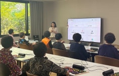 손주와 AI로 소통 윤 진 대한노인회 대구 서구지회장이 제시하는 시니어 스마트드럼 경로당 바람