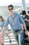 김강우의 공항 패션은? 스트라이프 셔츠에 워싱 진
